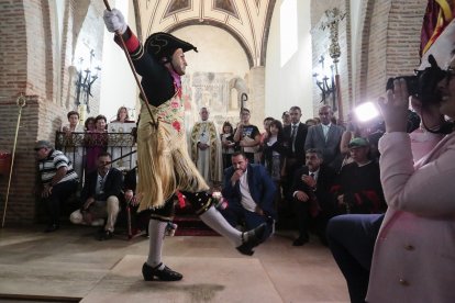 Celebración del Corpus Christi en Laguna de Negrillos en León, con la representación de la figura de San Sebastián.- ICAL