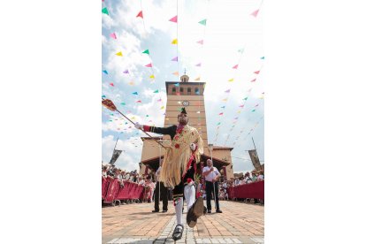 Celebración del Corpus Christi en Laguna de Negrillos en León, con la representación de la figura de San Sebastián.- ICAL
