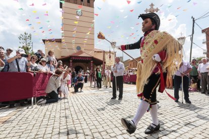 Celebración del Corpus Christi en Laguna de Negrillos en León, con la representación de la figura de San Sebastián.- ICAL