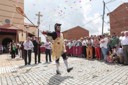 Celebración del Corpus Christi en Laguna de Negrillos en León, con la representación de la figura de San Sebastián.- ICAL