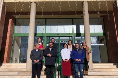 Minuto de silencio en el Ayuntamiento de Arroyo de la Encomienda (Valladolid), con motivo del Día Internacional por la Eliminación de la Violencia contra la Mujer. - ICAL