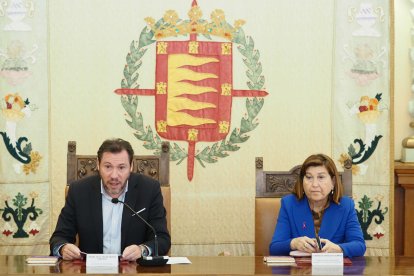 El alcalde Óscar Puente preside el Acto Institucional con motivo del Día Internacional de la Eliminación de la Violencia contra las Mujeres con la concejala de Educación, Infancia, Juventud e Igualdad, María Victoria Soto. - ICAL