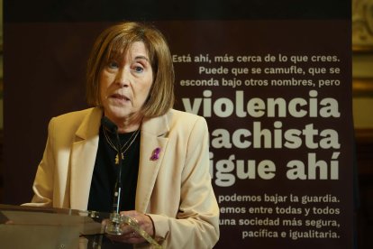 El alcalde Óscar Puente preside el Acto Institucional con motivo del Día Internacional de la Eliminación de la Violencia contra las Mujeres con la concejala de Educación, Infancia, Juventud e Igualdad, María Victoria Soto. En la imagen, la tía de la enfermera vallisoletana asesinada presuntamente por su expareja en Bruselas, Rosa María Gil López, durante su intervención. - ICAL
