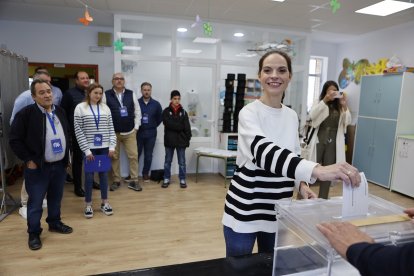 La candidata a la Alcaldía de Soria por el PP, Belén Izquierdo, ejerce su derecho al voto.- ICAL