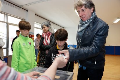 El candidato a la Alcaldía de Soria por el PSOE, Carlos Martínez, ejerce su derecho al voto.- ICAL