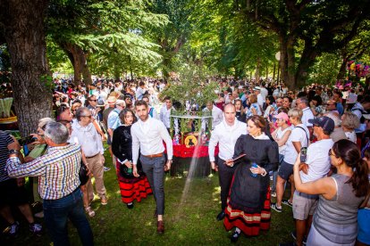 Cuadrilla de Santa Bárbara consu caldera sobre el Árbol de la Música. -MARIO TEJEDOR