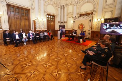 El alcalde Óscar Puente preside el Acto Institucional con motivo del Día Internacional de la Eliminación de la Violencia contra las Mujeres con la concejala de Educación, Infancia, Juventud e Igualdad, María Victoria Soto. - ICAL