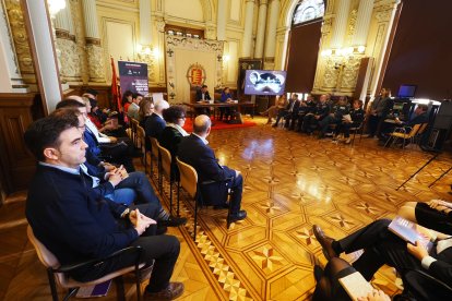 El alcalde Óscar Puente preside el Acto Institucional con motivo del Día Internacional de la Eliminación de la Violencia contra las Mujeres con la concejala de Educación, Infancia, Juventud e Igualdad, María Victoria Soto. - ICAL