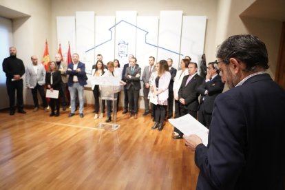 Los grupos políticos de la Diputación de Valladolid leen una declaración contra la Violencia de Género. - ICAL