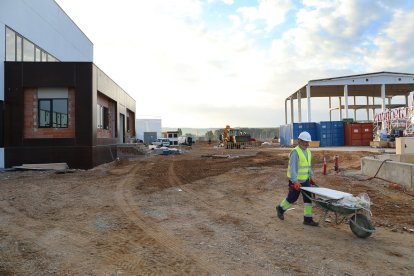 La empresa agroalimentaria Cascajares, que sufriera un incendio que destruyó por completo la fábrica, está construyendo una nueva factoría mas grande junto a la anterior. -ICAL