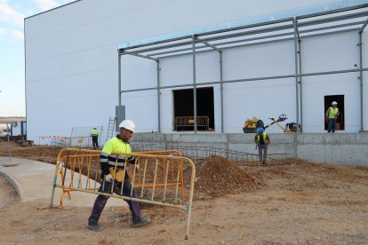 La empresa agroalimentaria Cascajares, que sufriera un incendio que destruyó por completo la fábrica, está construyendo una nueva factoría mas grande junto a la anterior. -ICAL
