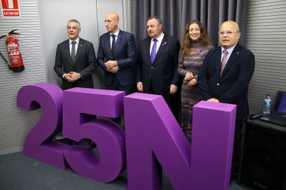 El vicerrector de la ULE, Isidoro Martínez; el alcalde, José Antonio Díez; el presidente de la Diputación, Eduardo Morán; la delegada territorial, Ester Muñoz y el subdelegado del Gobierno, Faustino Sánchez. - ICAL