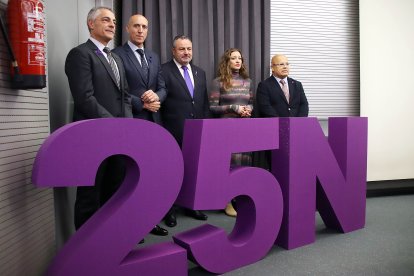 El vicerrector de la ULE, Isidoro Martínez; el alcalde, José Antonio Díez; el presidente de la Diputación, Eduardo Morán; la delegada territorial, Ester Muñoz y el subdelegado del Gobierno, Faustino Sánchez. - ICAL