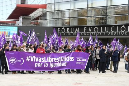CCOO y UGT se concentran en el paseo de Atapuerca de Burgos para denunciar la violencia machista. - ICAL