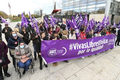 CCOO y UGT se concentran en el paseo de Atapuerca de Burgos para denunciar la violencia machista. - ICAL