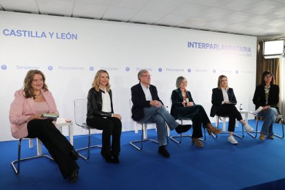 Mesa 'Castilla y León, un motor de progreso. Infraestructuras e industria', modera Mercedes Cófreces(D) e intervienen (iad) senadora Cristina Ayala, diputada Alicia García, senador Antonio Silván, procuradora María José Ortega y procuradora María Ángeles Herrero. ICAL