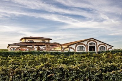 La bodega familiar se levantó en los años 80 como una instalación moderna y tecnológicamente avanzada para afrontar los retos que se han ido marcado. / LA POSADA