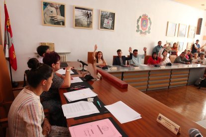Pleno de Constitución del Ayuntamiento de Villablino (León), en el que ha sido elegido como alcalde el socialista Mario Rivas.- ICAL