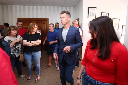 Pleno de Constitución del Ayuntamiento de Villablino (León), en el que ha sido elegido como alcalde el socialista Mario Rivas.- ICAL