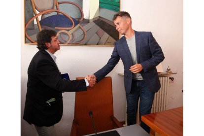 Pleno de Constitución del Ayuntamiento de Villablino (León), en el que ha sido elegido como alcalde el socialista Mario Rivas.- ICAL