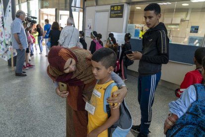 Llegada de 136 niños saharauis al aeropuerto de Valladolid para pasar el verano con familias de Castilla y León, en el marco de Vacaciones en Paz.- Ical