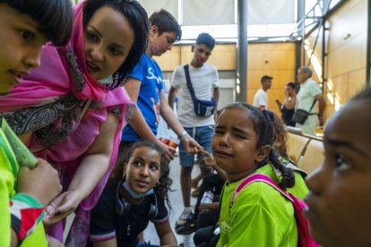 Llegada de 136 niños saharauis al aeropuerto de Valladolid para pasar el verano con familias de Castilla y León, en el marco de Vacaciones en Paz.- Ical