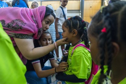 Llegada de 136 niños saharauis al aeropuerto de Valladolid para pasar el verano con familias de Castilla y León, en el marco de Vacaciones en Paz.- Ical