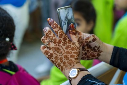Llegada de 136 niños saharauis al aeropuerto de Valladolid para pasar el verano con familias de Castilla y León, en el marco de Vacaciones en Paz.- Ical