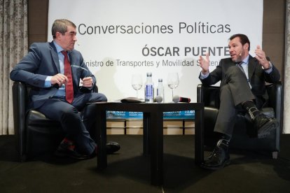El director de El Mundo - Diario de Castilla y León, Pablo Lago, y el ministro de Transportes y Movilidad Sostenible, Óscar Puente. Club de Prensa El Mundo - Conversaciones Políticas con Óscar Puente. -J.M. LOSTAU
