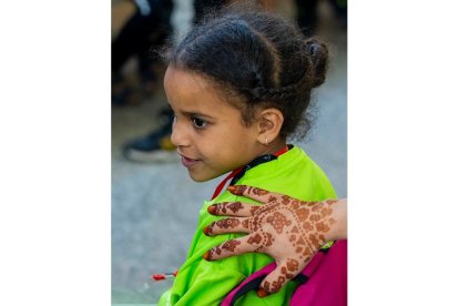 Llegada de 136 niños saharauis al aeropuerto de Valladolid para pasar el verano con familias de Castilla y León, en el marco de Vacaciones en Paz.- Ical