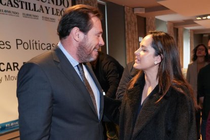 El ministro de Transportes y Movilidad Sostenible, Óscar Puente, y la presidenta de Edigrup, Adriana Ulibarri. Club de Prensa El Mundo - Conversaciones Políticas con Óscar Puente. -J.M. LOSTAU