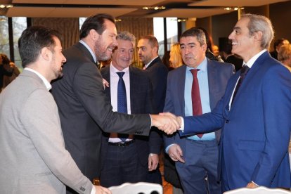 Luis Tudanca, secretario general del PSCyl; Óscar Puente, ministro de Transportes y Movilidad Sostenible; Pablo Lago, director de El Mundo - Diario de Castilla y León; y Jacobo Cosmen, presidente de Alsa. Club de Prensa El Mundo - Conversaciones Políticas con Óscar Puente. Conversaciones Políticas con Óscar Puente. -J.M. LOSTAU