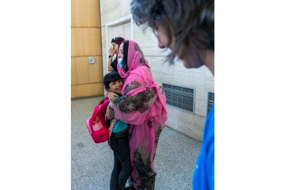 Llegada de 136 niños saharauis al aeropuerto de Valladolid para pasar el verano con familias de Castilla y León, en el marco de Vacaciones en Paz.- Ical