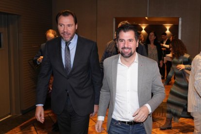 El ministro de Transportes y Movilidad Sostenible, Óscar Puente, y el secretario general del PSCyL. Club de Prensa El Mundo - Conversaciones Políticas con Óscar Puente. -J.M. LOSTAU