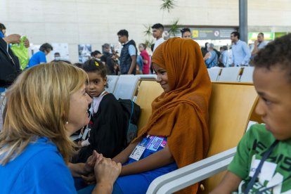 Llegada de 136 niños saharauis al aeropuerto de Valladolid para pasar el verano con familias de Castilla y León, en el marco de Vacaciones en Paz.- Ical