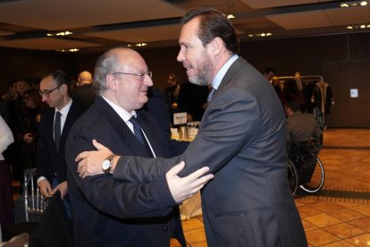 El presidente del CES. Enrique Cabero, y el ministro de Transportes y Movilidad Sostenible, Óscar Puente. Club de Prensa El Mundo - Conversaciones Políticas con Óscar Puente. Conversaciones Políticas con Óscar Puente. -J.M. LOSTAU