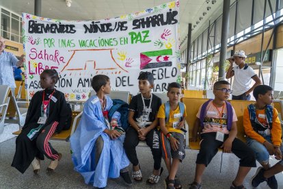 Llegada de 136 niños saharauis al aeropuerto de Valladolid para pasar el verano con familias de Castilla y León, en el marco de Vacaciones en Paz.- Ical