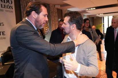 El ministro de Transportes y Movilidad Sostenible, Óscar Puente, y el secretario general del PSCyL. Club de Prensa El Mundo - Conversaciones Políticas con Óscar Puente. -J.M. LOSTAU