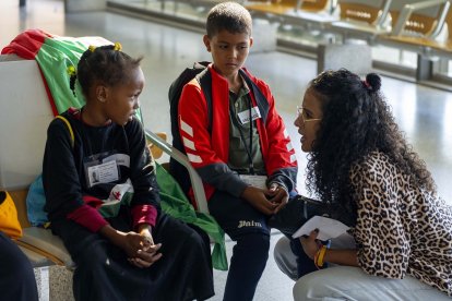 Llegada de 136 niños saharauis al aeropuerto de Valladolid para pasar el verano con familias de Castilla y León, en el marco de Vacaciones en Paz.- Ical