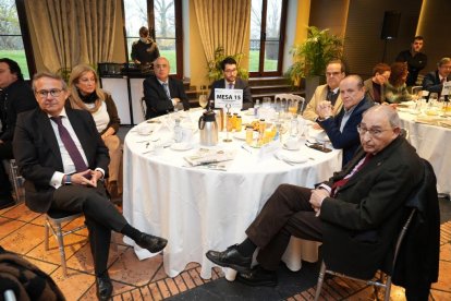 Rafael Tortuero Martín (Director Territorial en Castilla y León y La Rioja de Ibermutua), Emilia Camino (Vicedecana del Ilustre Colegio de Procuradores de Valladolid), Jacinto Canales de Caso (Vicedecano del Colegio Profesional de Ingenieros en Informática), Saúl Núñez Amado (Responsable de Relaciones Institucionales y Medios de Comunicación del ECOVA – Colegio de Economistas de Valladolid, Palencia y Zamora), Cayetano Cifuentes (Gerente de Asesoría Cayetano Cifuentes), José Antonio Lobato del Val y José Luis Bellido (Presidente de la Federación de Casas Regionales y Provinciales en Castilla y León). Club de Prensa El Mundo - Conversaciones Políticas con Óscar Puente. -J.M. LOSTAU