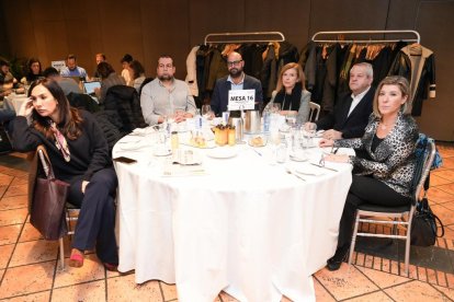Rosa Ortiz (Prensa Subdelegación del Gobierno en Ávila), Jorge Segovia (Prensa Subdelegación del Gobierno en Ávila), Román Cid Rivera (Director de Desarrollo Digital de Edigrup), Reyes Alonso (Departamento Comercial de Castilla y León EsRadio), Eduardo Bustillo (Socio consultor de GeoCyL), Miguel Ángel González Chao (MCVA Iniciativas Empresariales), y Vicenta Montes (Responsable de Contratación Pública de iUrban). Club de Prensa El Mundo - Conversaciones Políticas con Óscar Puente. -J.M. LOSTAU
