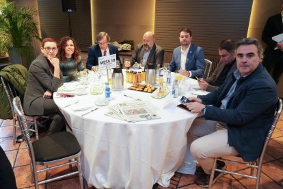 Marisol Calleja (Prensa de la CHD), Vanesa Lastra (Prensa del PSCyL), Félix Villalba (Director de El Mundo – Heraldo de Soria), Ricardo García Ureta (Director de El Mundo – El Correo de Burgos), Luis Miguel Torres Chico (Director de la Agencia Ical) Salvador Sierra (Asesor de Gabinete de la Delegación del Gobierno en Castilla y León), y Raúl Mata (Delegado en Castilla y León de La Razón). Club de Prensa El Mundo - Conversaciones Políticas con Óscar Puente. -J.M. LOSTAU