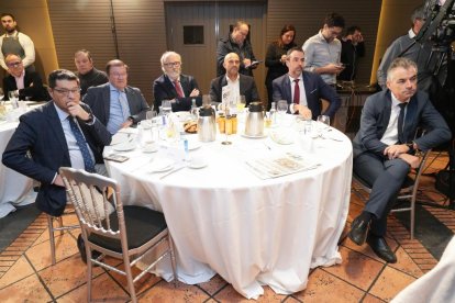 Javier Martín García (Decano del Colegio de Abogados de Valladolid),  Alejandro Santos Sáez (Director Castilla y León de APD), Ricardo Fortuoso Martín (Consejero Delegado de AEICE Clúster de Hábitat Eficiente), Agustín Tapia Gancedo (Dirección de Área Grandes Cuentas de Mutua Universal), Jorge E. Lucas Herranz (Decano del Colegio de Ingenieros de Caminos, Canales y Puertos de Castilla y León). Club de Prensa El Mundo - Conversaciones Políticas con Óscar Puente. -J.M. LOSTAU