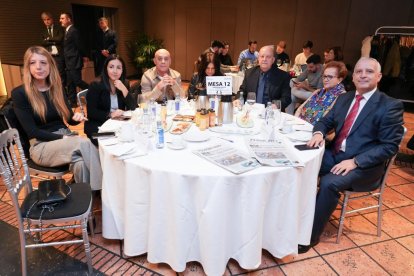 Tamara Hernández (Directora de Informativos y Programas de Castilla y León EsRadio), Susana Aguado Arribas (Directora General de Fundación EXECyL), Fernando Fraile Sanz (Secretario de Acción Sindical de CCOO), María Dolores Escribano Valero (Responsable de Comunicación de la Secretaria General de CCOO Castilla y León), Teodolindo Chillón (Gerente de Queserías Chillón), María del Carmen López (Queserías Chillón), y José Modesto Pérez Hernanz (Renfe). Club de Prensa El Mundo - Conversaciones Políticas con Óscar Puente. -J.M. LOSTAU