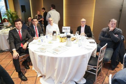 Rubén García Alija (Director de Instituciones en Castilla y León de Banco Santander), Santiago Álvarez Santos (Gerente de Banca Institucional de Banco Santander), David Amo Rojo (Responsable de Comunicación de CSIF Valladolid), Florencio Carrera Castro (Director de La 8 Valladolid), y Marco Antonio Yañez. Club de Prensa El Mundo - Conversaciones Políticas con Óscar Puente. -J.M. LOSTAU