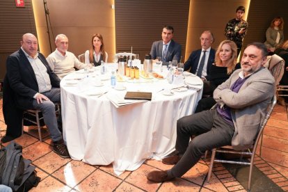 Jaime Fernández de la Fuente (Presidente de la Asociación Provincial de Empresarios de Hostelería de Valladolid), Leandro Martín Puertas (Presidente de PSOE por Valladolid), Marisa Vázquez (Directora de Informativas de RTVCyL), Santiago Campos Asensio (Presidente Comisión Relaciones Institucionales de CEOE Valladolid),  Virginia Muñoz del Río, Félix Sanz (Secretario General de CEOE Valladolid), y Justino Sánchez (Gerente de la Federación Española de Empresas de Mudanzas). Club de Prensa El Mundo - Conversaciones Políticas con Óscar Puente. -J.M. LOSTAU
