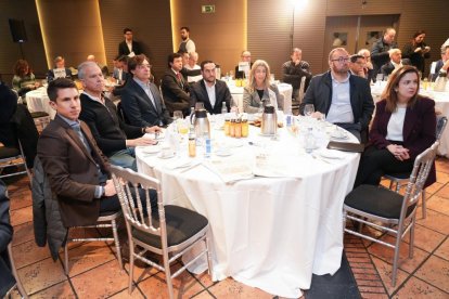 Mario Cavero Martín (Diputado del PSOE en Salamanca), Pablo Miranda Roger (Alcalde del Ayuntamiento de Villanubla), Gonzalo Cebrián Ruíz (Director de Banca de Instituciones de Valladolid y Palencia de Caixabank), Miguel Cano (Director Oficina de Valladolid de Iberaval, S.G.R.), Sandra Martínez (Directora General Adjunta de Iberaval, S.G.R.), Julio Casado Labrador (Director Territorial de Mercadona), Laura del Palacio Egea (Gerente Relaciones Externas de Mercadona). Club de Prensa El Mundo - Conversaciones Políticas con Óscar Puente. -J.M. LOSTAU