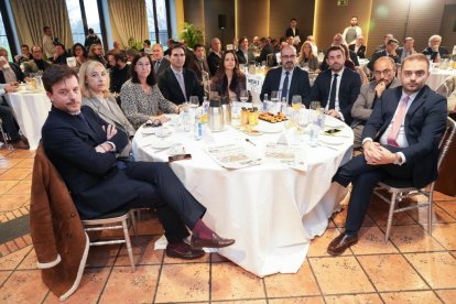 Ricardo Mar Ruipérez (Director de Gabinete del Ministerio de Transportes y Movilidad Sostenible), Encarna Sandonís (Ministerio de Transporte y Movilidad Sostenible), Alicia Villar (Subdelegada del Gobierno en Valladolid), Guzmán Gómez (Alcalde del Ayuntamiento de Medina del Campo), Soledad Ulibarri, Marco Morala (Alcalde del Ayuntamiento de Ponferrada), Antidio Fagúndez (Diputado socialista por Zamora), Luis Alfonso Rey de las Heras (Diputado socialista por Zamora), y Manuel Arribas (Diputado socialista por Ávila). Club de Prensa El Mundo - Conversaciones Políticas con Óscar Puente. -J.M. LOSTAU