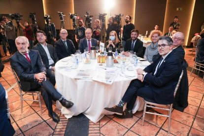 José Antonio Arias (Gerente de El Mundo – Diario de Castilla y León),  Jesús López Martínez (Head of Network Growth en Alianza Iberdrola | Bp Pulse), Miguel Calvo (Delegado Castilla y León de Iberdrola), Miguel Manovel (Consejero Delegado de Enantar), María Jesús Lafuente (Presidenta de la Confederación Hidográfica del Duero), Francisco Díaz Muñoz (Senador del PSOE), María del Lirio Martín García (Senadora del Grupo PSOE por Segovia), Jesús Caro Adanero (Senador Grupo PSOE por Ávila), y Fernando Galeano Murillo (Subdelegado del Gobierno en Ávila). Club de Prensa El Mundo - Conversaciones Políticas con Óscar Puente. -J.M. LOSTAU