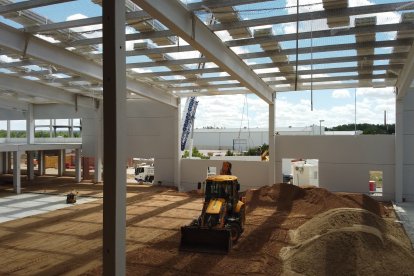 Obras en la nueva fábrica de Cascajares en Dueñas, Palencia. E.M.